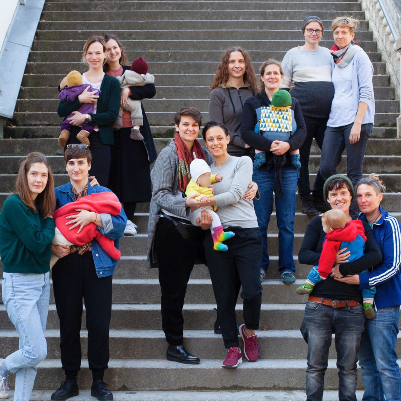 Eine Gruppe von Frauen mit ihren Kindern hält das Nodoption-Banner.